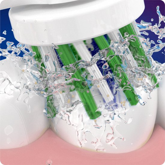 Close-up van een elektrische tandenborstelkop met groene, witte en blauwe borstelharen die tanden reinigt met opspattend water.
