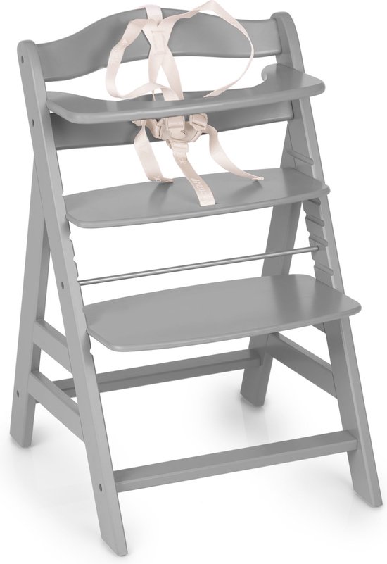 Een grijze houten kinderstoel met een crèmekleurig veiligheidsharnas.