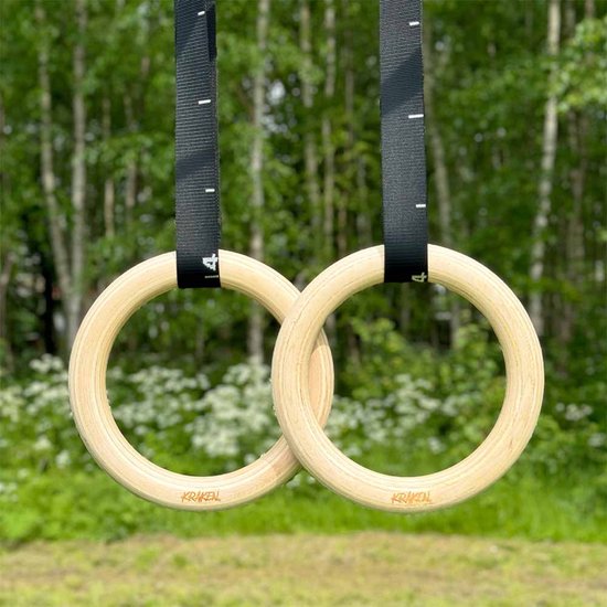 Twee houten gymringen met zwarte banden, merknaam 'KRAKEN' erop gegraveerd.