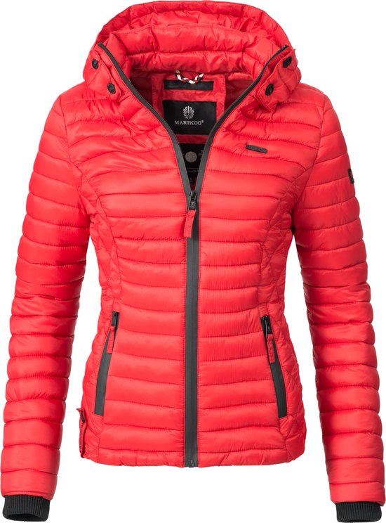 Veste Marikoo pour femme, rouge, matelassée avec des rayures horizontales et un motif en losanges sur les hanches. Fermetures éclair noires et passepoils noirs.