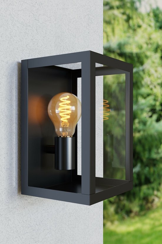 Zwarte buitenlamp met een heldere Edison-lamp met spiraalvormige gloeidraad.