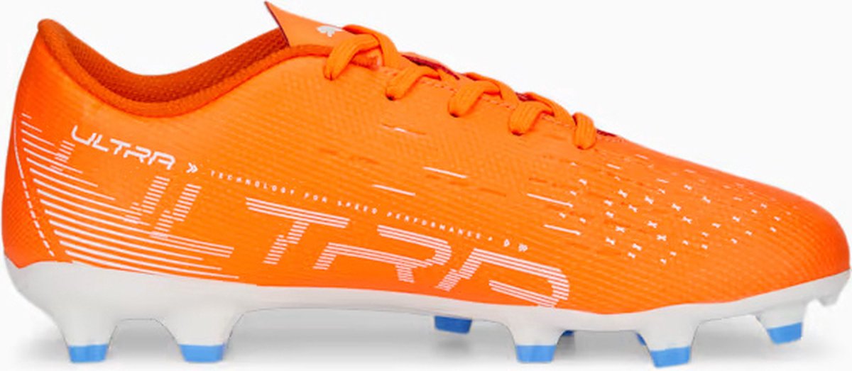 Oranje Puma Ultra Play voetbalschoenen voor junioren, maat 28, met lichtgewicht bovenwerk en reactieve buitenzool.