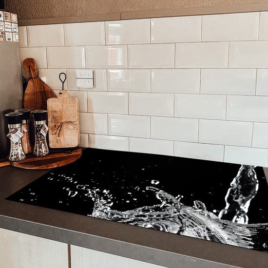KitchenYeah® Protection plaque induction 85x52 cm - Éclaboussures d'eau - Noir - Blanc - Protege plaque de cuisson - Couvre plaque induction - Protecteur d'induction - Cuisine