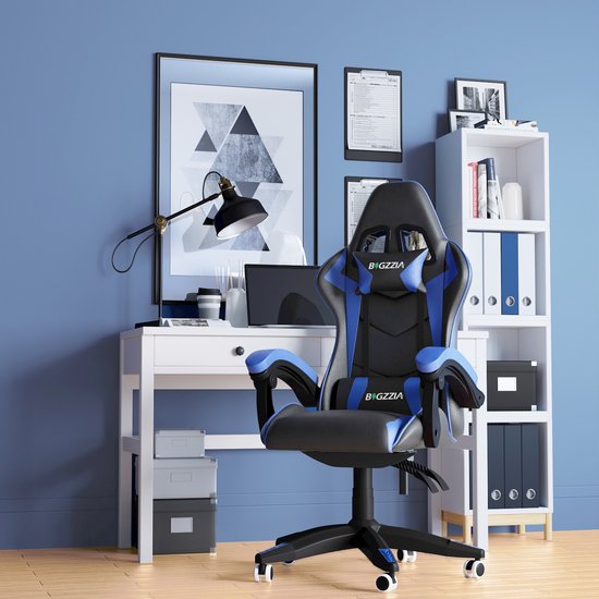 Zwarte en blauwe gamestoel in een studeerkamer met bureau en boekenkast.