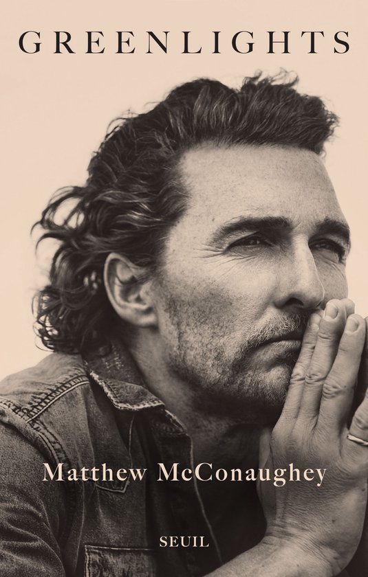 Couverture du livre 'Greenlights' avec un gros plan de Matthew McConaughey, mains jointes près du visage.