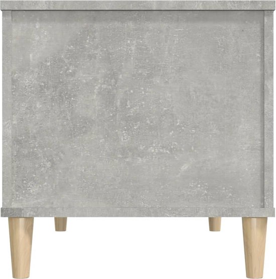 Voorkant van de betongrijze salontafel met vier houten pootjes.