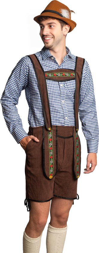 Man in bruine lederhosen met bretels, blauw geblokt overhemd, bruine hoed met veren en witte sokken.