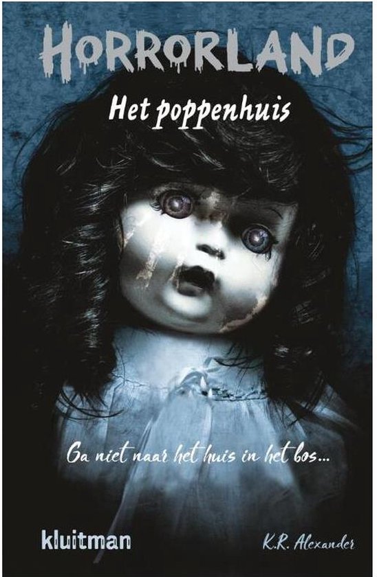 Boekomslag van 'Het poppenhuis'. Een enge oude pop met glazen ogen staat centraal, voor een donkere, blauwe achtergrond. Tekst 'Horrorland', 'Het poppenhuis', 'Ga niet naar het huis in het bos...' en 'kluitman'.