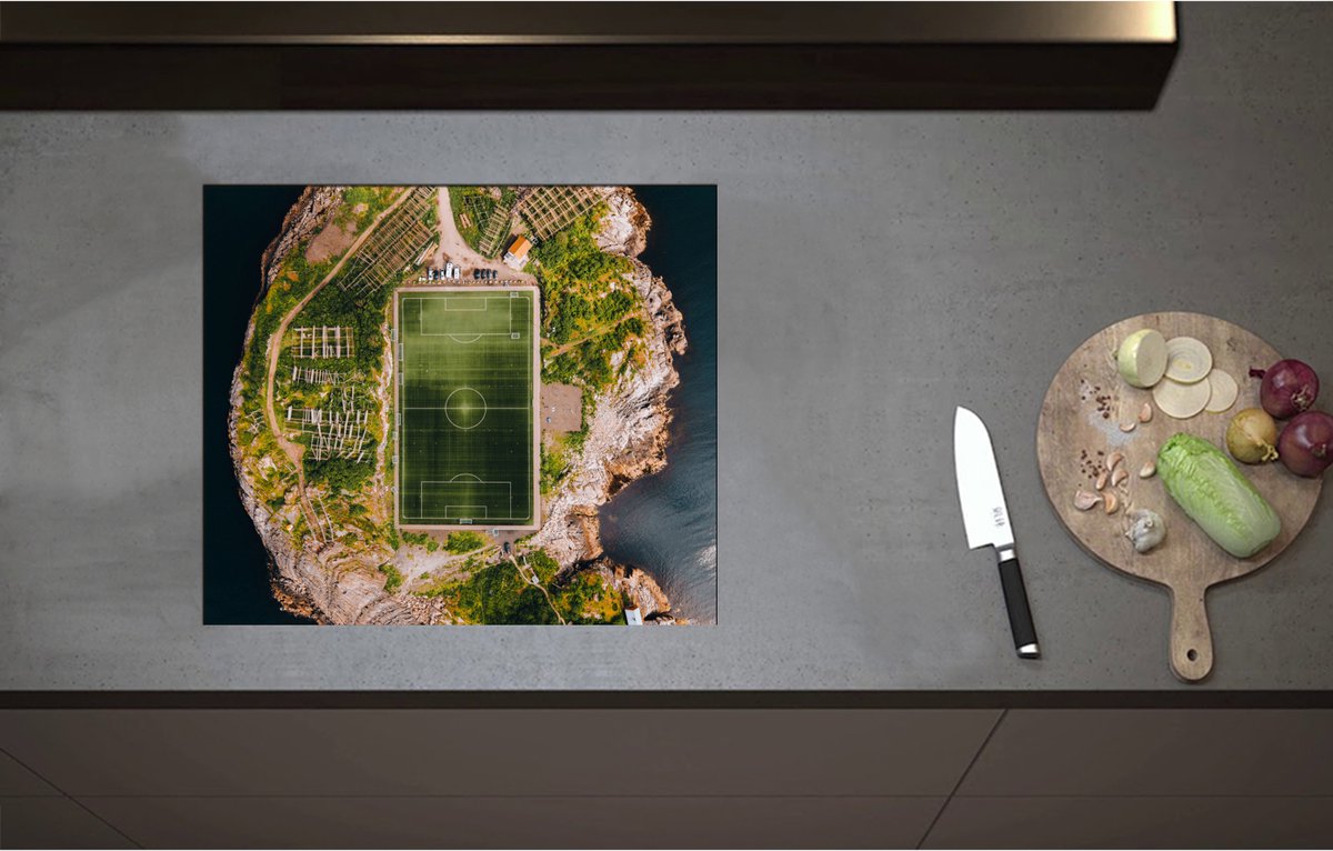 Inductieplaat Beschermer - Bovenaanzicht van het Henningsvaer Voetbal Stadion in Noorwegen - 58x50 cm - 2 mm Dik - Inductie Beschermer - Bescherming Inductiekookplaat - Kookplaat Beschermer van Wit Vinyl