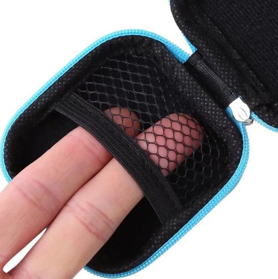 Binnenkant van een lichtblauw hoesje met een netvak en elastische band, met een vinger erin