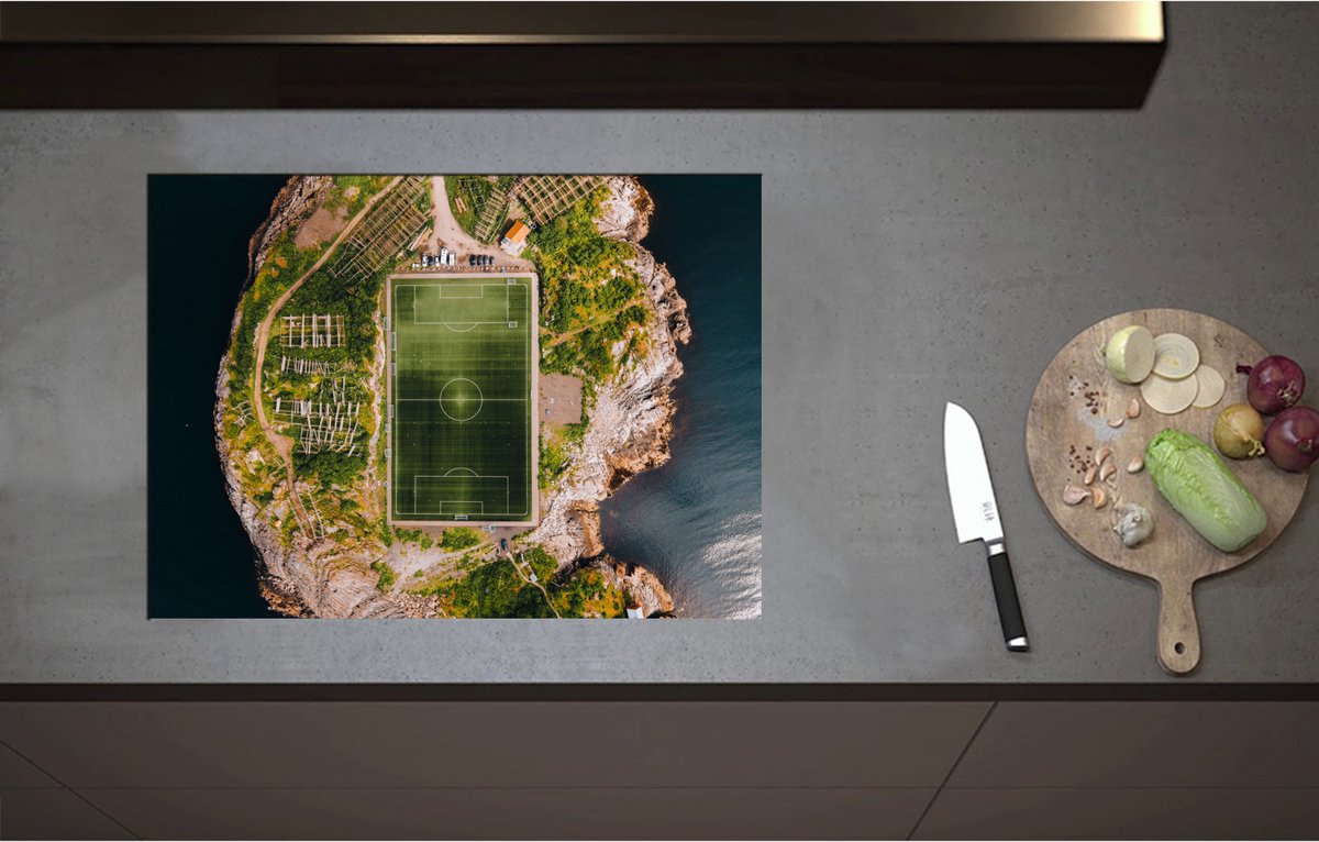 Inductieplaat Beschermer - Bovenaanzicht van het Henningsvaer Voetbal Stadion in Noorwegen - 70x51 cm - 2 mm Dik - Inductie Beschermer - Bescherming Inductiekookplaat - Kookplaat Beschermer van Zwart Vinyl