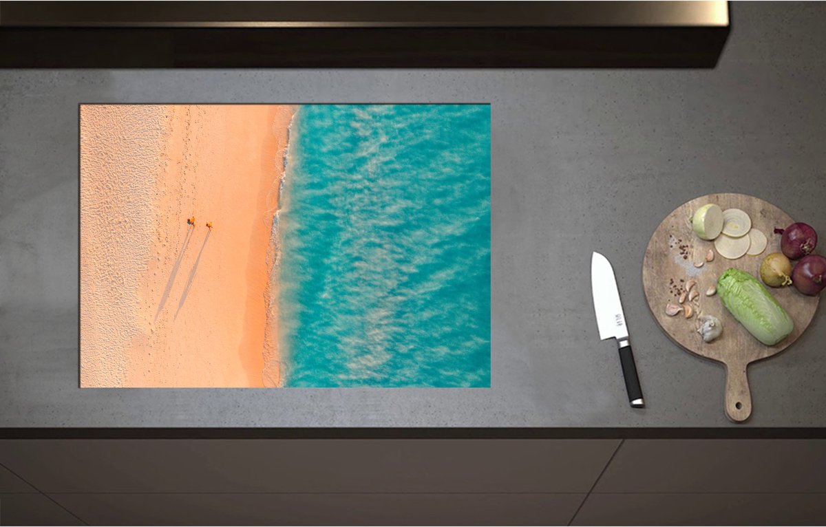 Inductieplaat Beschermer - Bovenaanzicht van Koppel tijdens Strandwandeling langs Felblauwe Oceaan - 75x52 cm - 2 mm Dik - Inductie Beschermer - Bescherming Inductiekookplaat - Kookplaat Beschermer van Wit Vinyl