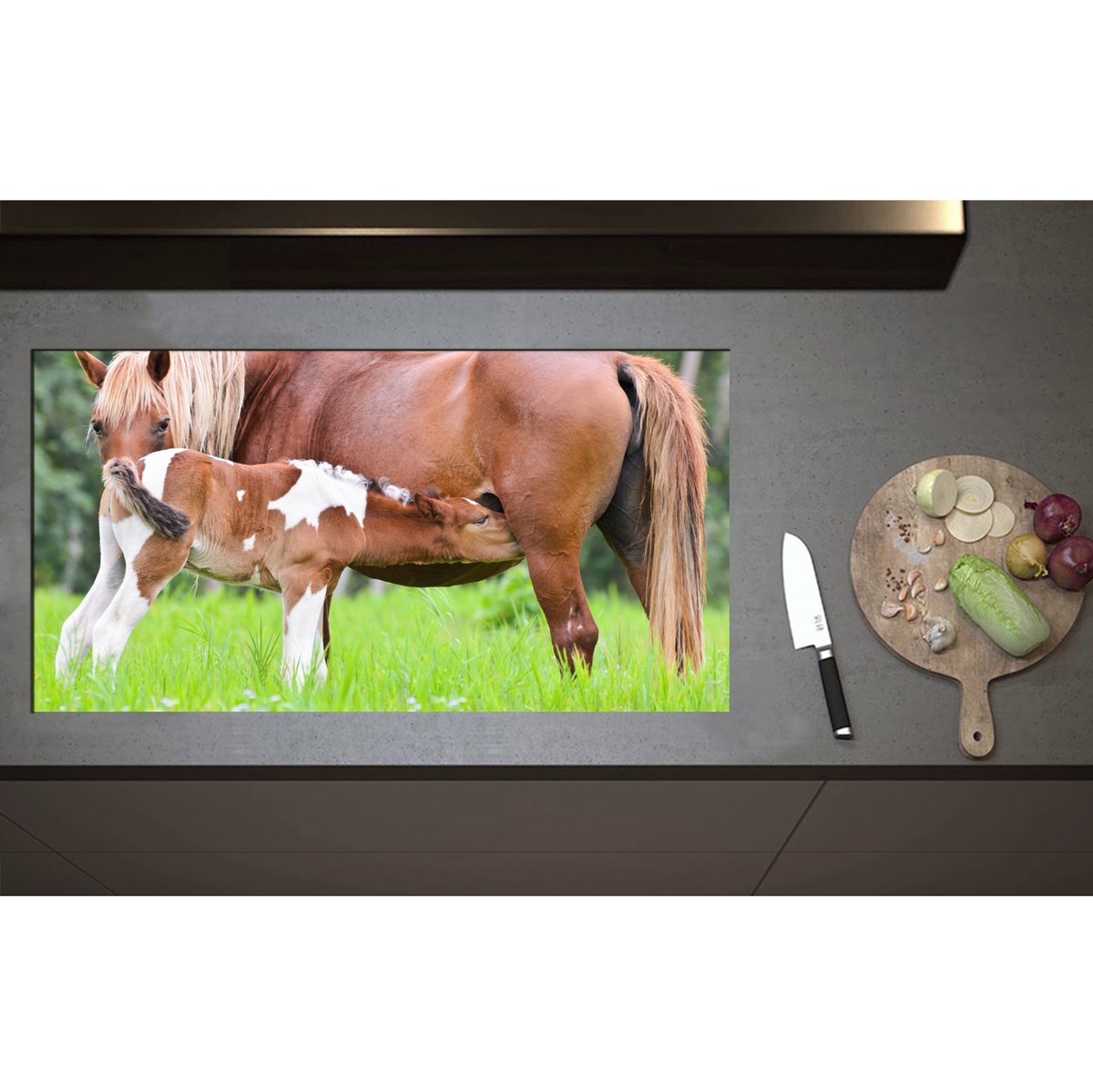 Inductieplaat Beschermer - Bruin met Wit Gevlekt Veulentje Drinkend bij Moeder in het Grasveld - 95x50 cm - 2 mm Dik - Inductie Beschermer - Bescherming Inductiekookplaat - Kookplaat Beschermer van Wit Vinyl