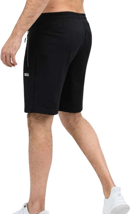 Man draagt een zwarte korte sportbroek met rits aan de zijkant.