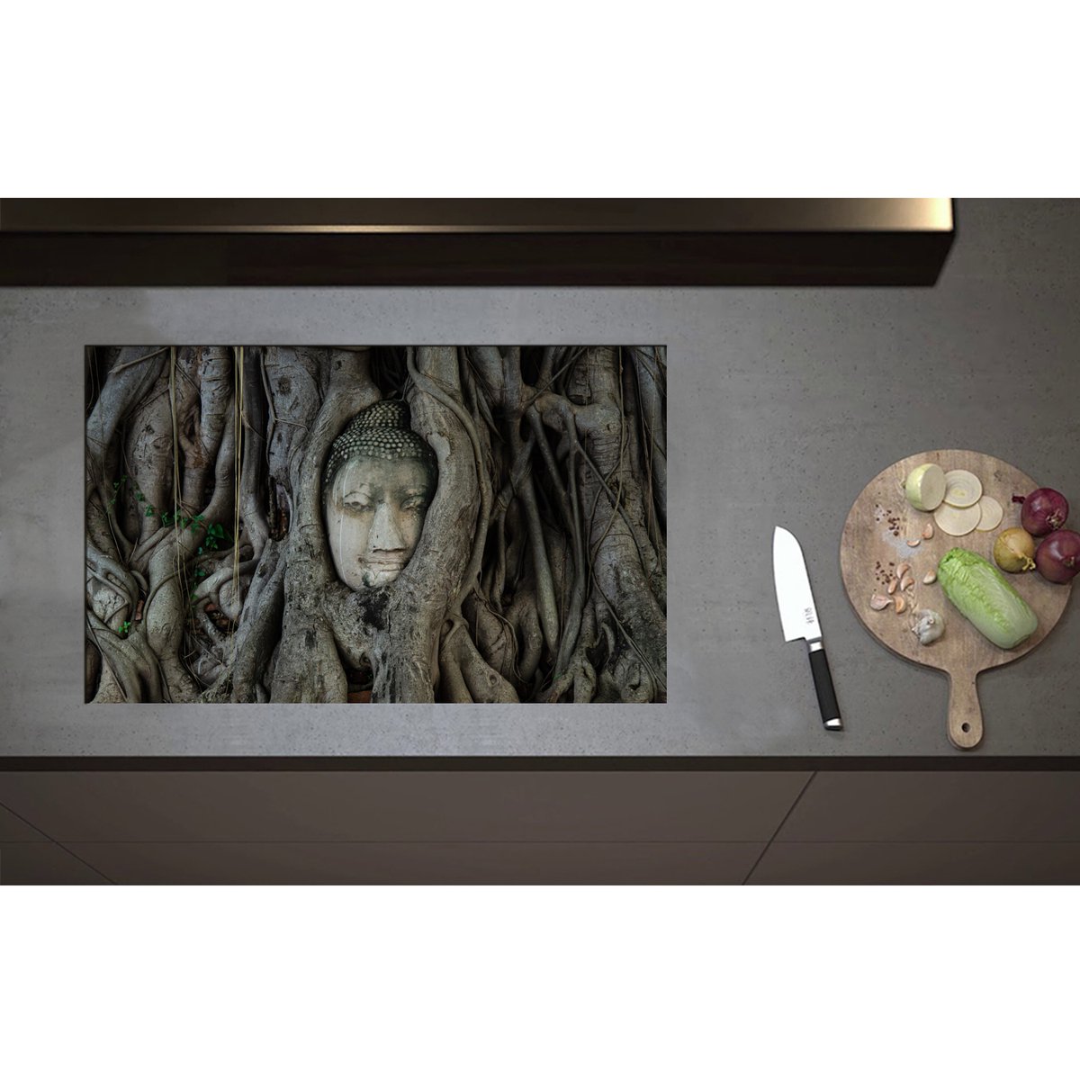 Inductieplaat Beschermer - Budha tussen Bomen - 80x50 cm - 2 mm Dik - Inductie Beschermer - Bescherming Inductiekookplaat - Kookplaat Beschermer van Zwart Vinyl
