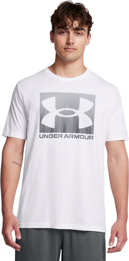 Wit sportshirt voor heren met groot grijs Under Armour logo op de voorkant.