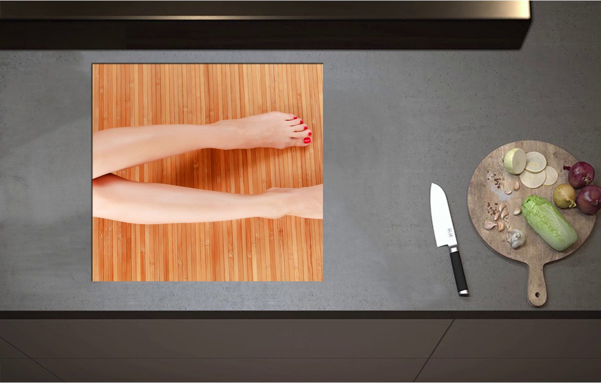 Inductieplaat Beschermer - Bovenaanzicht van Vrouwen Benen met Roodkleurige Teennagels op Houten Ondergrond - 58x55 cm - 2 mm Dik - Inductie Beschermer - Bescherming Inductiekookplaat - Kookplaat Beschermer van Wit Vinyl