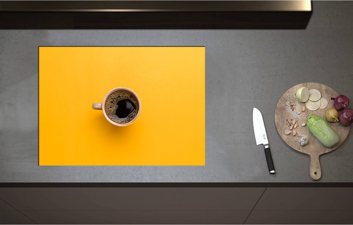 Inductieplaat Beschermer - Bovenaanzicht van Verse Kop Koffie op Okergele Ondergrond - 71x51 cm - 2 mm Dik - Inductie Beschermer - Bescherming Inductiekookplaat - Kookplaat Beschermer van Wit Vinyl
