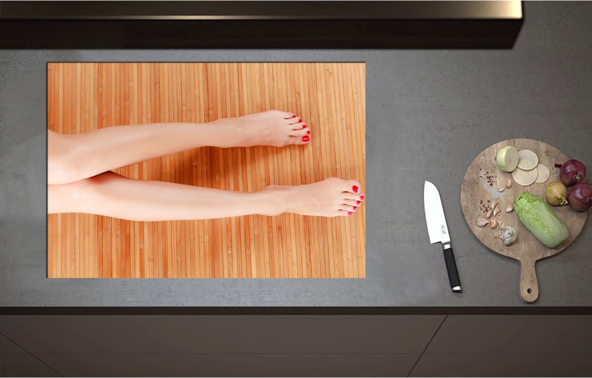 Inductieplaat Beschermer - Bovenaanzicht van Vrouwen Benen met Roodkleurige Teennagels op Houten Ondergrond - 80x55 cm - 2 mm Dik - Inductie Beschermer - Bescherming Inductiekookplaat - Kookplaat Beschermer van Wit Vinyl