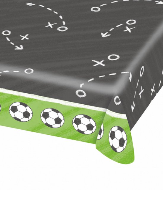 Zwart tafelkleed met wit krijtlijnen en voetbalmotief op groene rand. Lijnen lijken op voetbaltactieken.