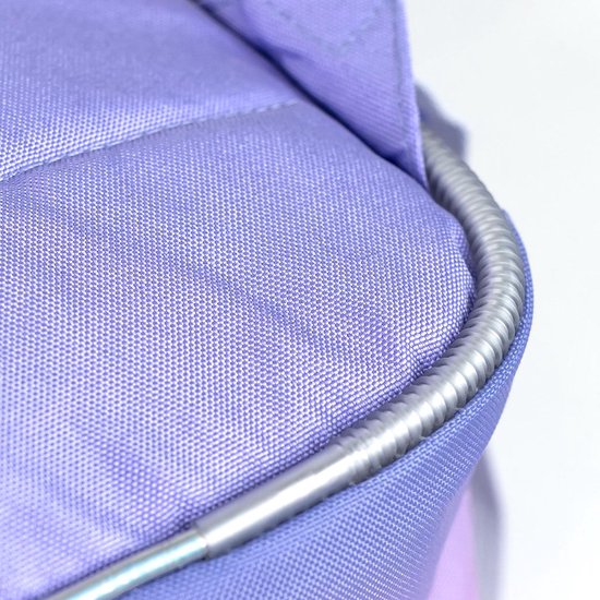 Détail du haut rembourré violet d'un sac à dos avec un bord argenté.