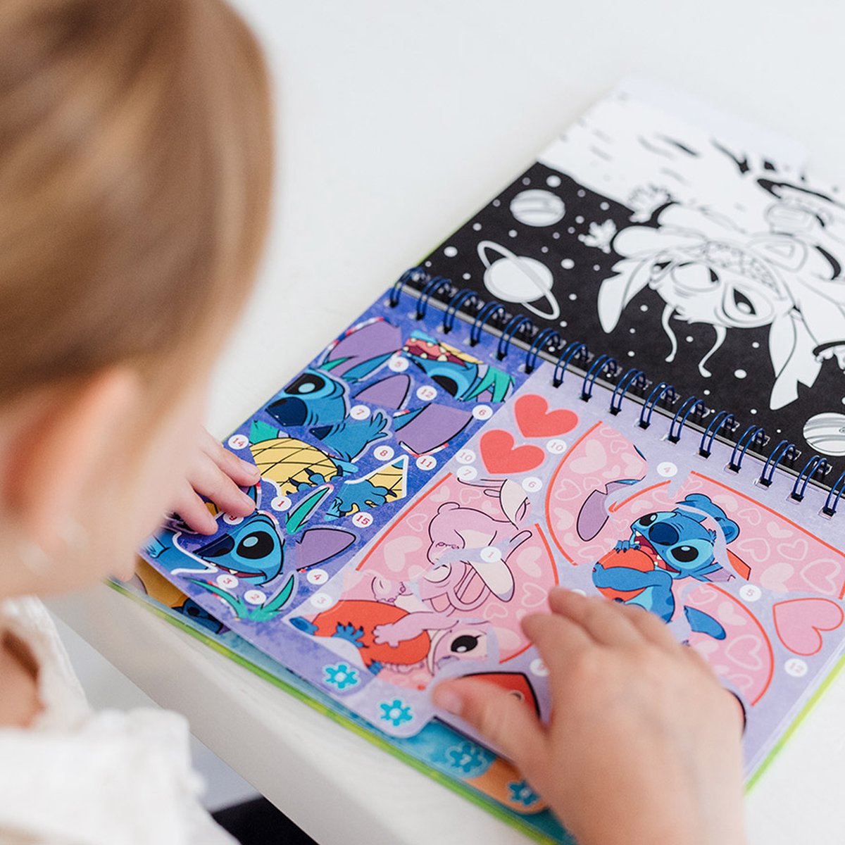 Disney Stitch sticker puzzelboek vakantieboek Totum - doeboek stickeren op nummer | educatief speelgoed meisjes en jongens vanaf 3 jaar sticker by number 25-delig cadeautip — afbeelding 7