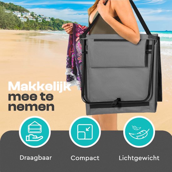 Een vrouw met een strandtas op het strand. Tekst: Makkelijk mee te nemen, Draagbaar, Compact, Lichtgewicht.