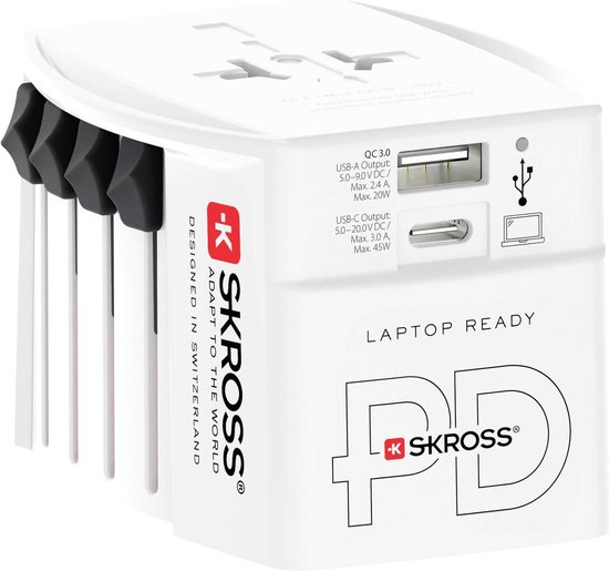 Witte Skross wereldreisadapter met uitschuifbare pinnen, 2 USB-poorten en 'LAPTOP READY PD'.