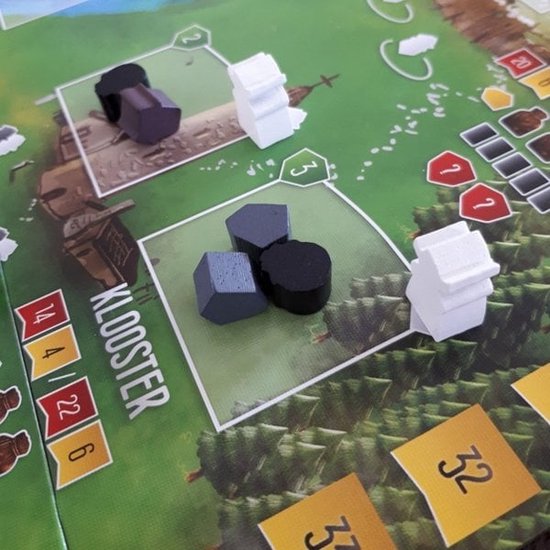 Grijze en witte pionnen op een groen spelbord met bomen en een klooster.