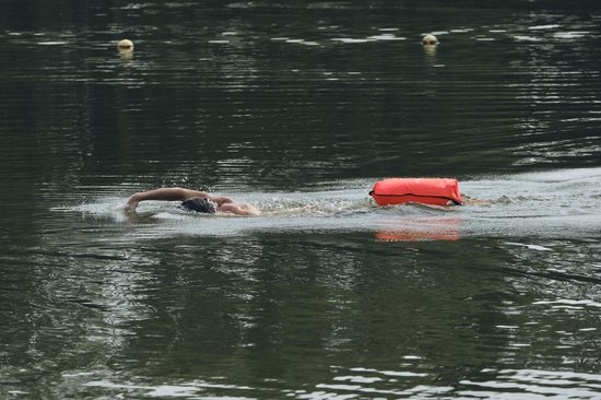 LICHTGEVENDE Safe swimmer Zwemboei voor veilig Openwaterzwemmen - Safeswimmer zwem boei inclusief drybag opbergzak | VITALIC