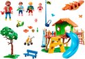 Onderdelen van Playmobil speeltuin: speelhuis, glijbaan, schommel, figuren, boom en fiets.