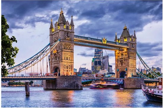 Le Tower Bridge au crépuscule avec des bateaux sur la Tamise et des bus à impériale rouges.
