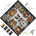 Cluedo bordspel met personages, wapens, dobbelstenen en kaarten.