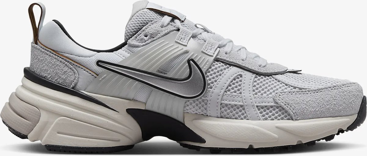 Nike V2K Run Sneakers Dames – Pure Platinum/Light Bone/Chrome Grijs
