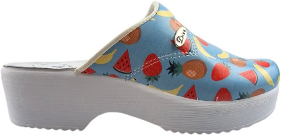 Zijkant van een blauwe klomp met fruitprint, goudkleurig logo en witte plateauzool.