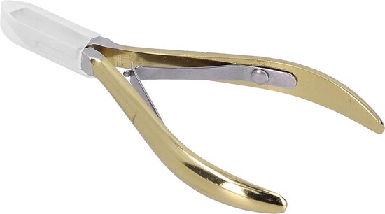 Gouden nagelknipper met een beschermdop over de scherpe mesjes. Het gereedschap heeft een veersluiting.