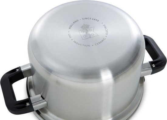 De onderkant van een zilverkleurige pan met zwarte handvatten, met tekst erop.