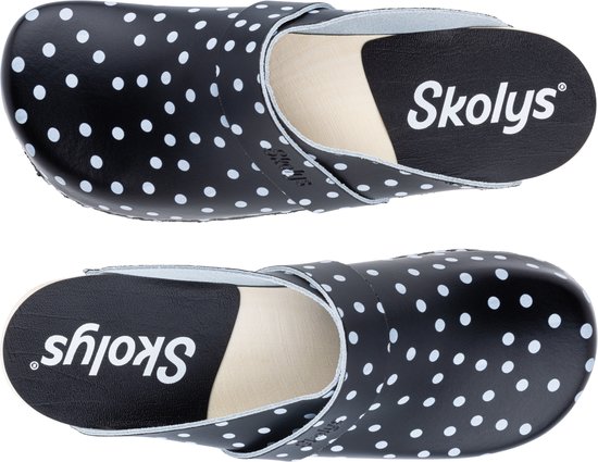 Bovenkant van twee zwarte klompen met witte stippen, de Skolys logo is zichtbaar op de binnenzool.