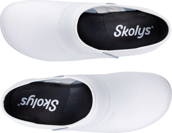 Bovenkant van twee witte Skolys klompen, met zwarte binnenzolen en logo.