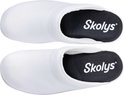 Boven- en onderaanzicht van witte Skolys klompen, met logo op binnenzool.