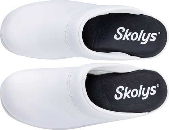 Boven- en onderaanzicht van witte Skolys klompen, met logo op binnenzool.