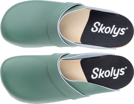 Twee pastelgroene Skolys klompen, van bovenaf gezien, met leren bandje.