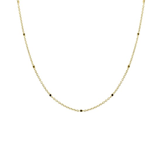 Gouden ketting met een fijne schakel en kleine vierkante bedels, op witte achtergrond.