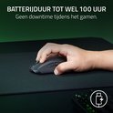 Een hand gebruikt een zwarte, ergonomische Razer muis op een zwart gaming muismat. De muis gaat tot 100 uur mee.