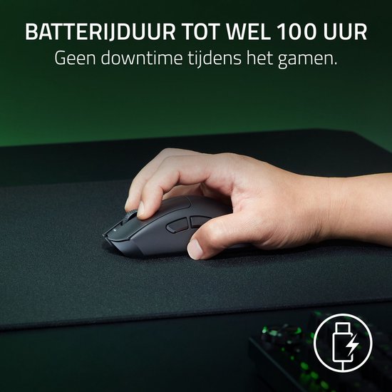 Een hand gebruikt een zwarte, ergonomische Razer muis op een zwart gaming muismat. De muis gaat tot 100 uur mee.