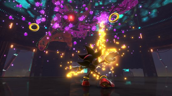 Shadow the Hedgehog vecht tegen een grote paarse en rode vijand in een donkere arena met gouden ringen.