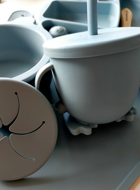 My favourites by far®-8 / 13 delig Siliconen Kinderservies set-Dusty Blue-Duurzaam-BPA Vrij-5 GRATIS accessoires-Placemat-Bord+Kom met Zuignap en deksel-Drinkbeker met rietje en Snack deksel -Baby Bestek-Slabbetjes-Kraamcadeau-cadeauverpakking van Merkloos — afbeelding 4