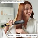 Fer à lisser Sansbeauté One Time Pass Tech. Une femme aux longs cheveux bruns se coiffe en un seul mouvement.