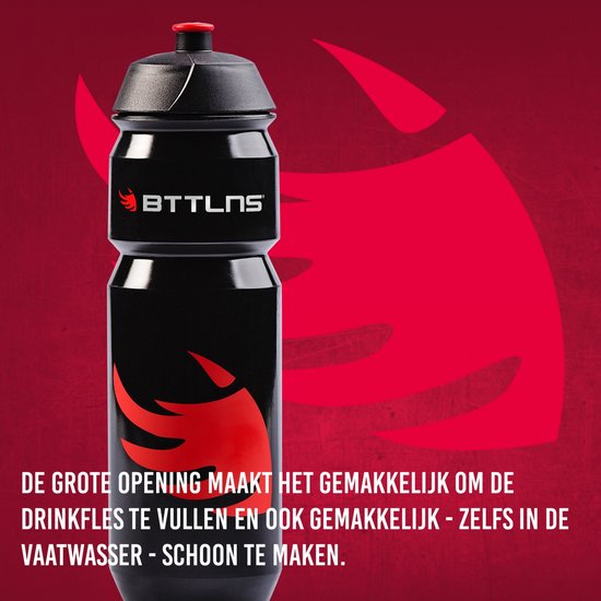 Zwarte bidon met rode opdruk en rode dop. De grote opening maakt het vullen en schoonmaken gemakkelijk.