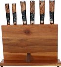 Een houten messenblok gevuld met zes Japanse messen met damastpatroon en diverse handvatten van hout en zwarte epoxy.